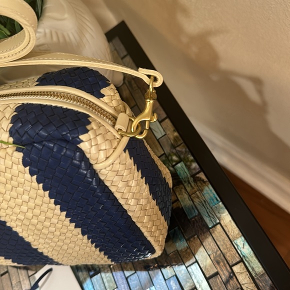 ❤️❤️❤️ Host Pick Clara V. Marisol Woven Leather Crossbody Bag❤️❤️❤️❤️
Clare V. - Picture 12 of 13